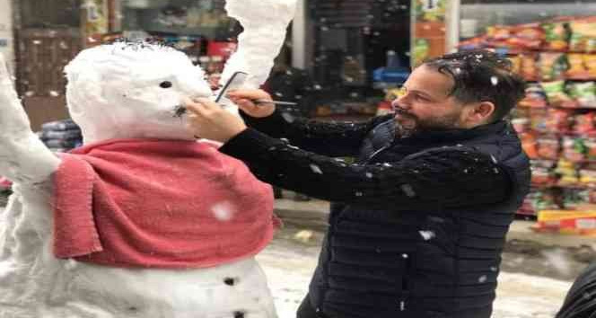 Kardan adama sokak ortasında ’sinekkaydı’ tıraş