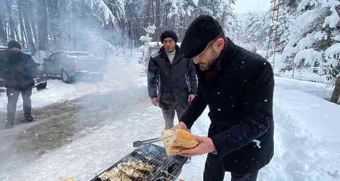 Başkandan karla mücadele ekibine mangalda balık ikramı