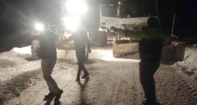 Yozgat’ta 247 köy yolunu ulaşıma açtılar, sevinçlerini oyun havası eşliğinde gösterdiler