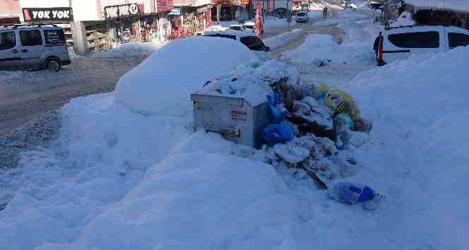 Yozgat’ta yollar ve kaldırımlar çöp yığınıyla doldu