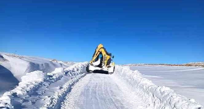 Mardin’de ekipler 3 metre kalınlığındaki karlı yolları ulaşıma açtı