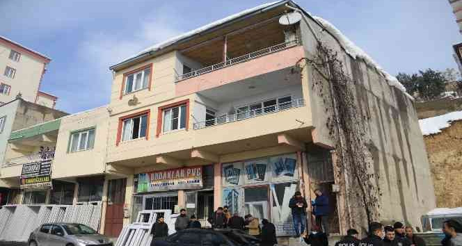 Kar, kombinin baca borusunu tıkadı: 5 kişilik aile zehirlendi, baba öldü