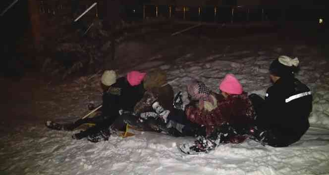 Gece yarısı naylon çuvallarla kaymanın keyfini yaşadılar