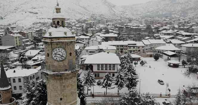 Beyaza bürünen tarihi mekanlardan kartpostallık manzara