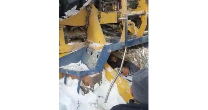 Kar temizliği yaparken devrilen iş makinesinin altında kaldı
