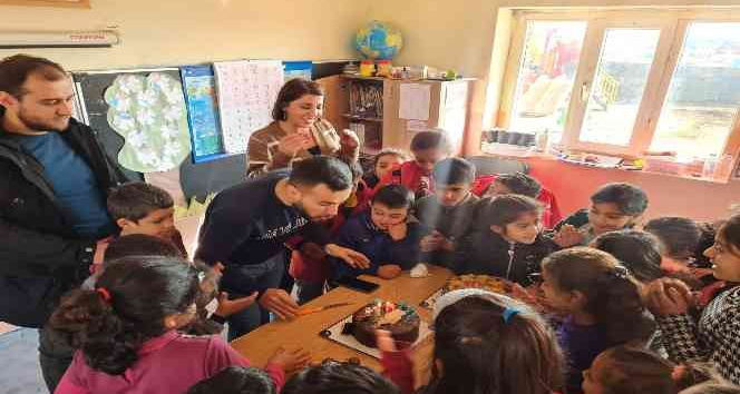 Okul okul gezerek hiç doğum günü kutlamayan çocukları pastayla sevindirdi