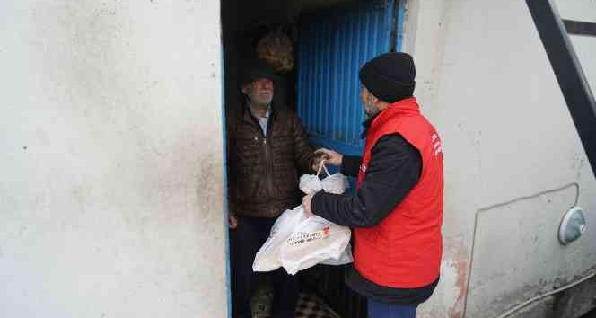 Kahramanmaraş’ta ulu çınarların yemekleri eksik edilmiyor