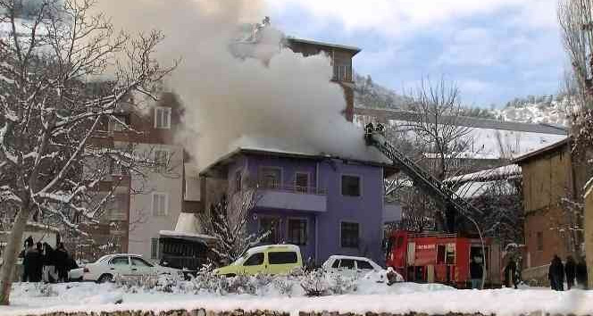 Evinin yanışını yaşlı gözlerle izledi