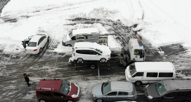 Arnavutköyde karın temizlenmesine engel olan araçlar çekildi