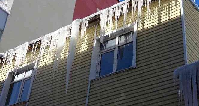 Çatılarda oluşan buz sarkıtları tehlike saçıyor