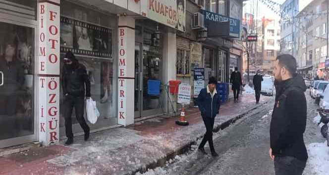 Buz sarkıtları temizleme çalışmaları tehlike saçıyor