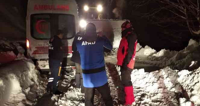 Kar yolları kapattı, ekipler yaşlı hasta için seferber oldu