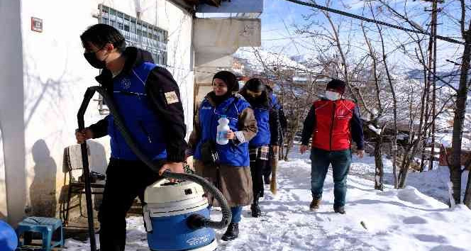 Gönüllü gençler yaşlı vatandaşların yardımına koşuyor
