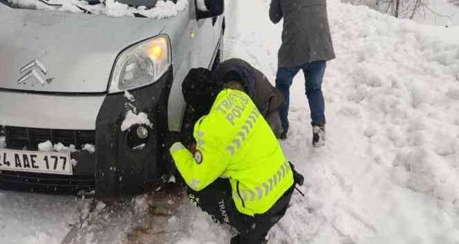 Şırnak’ta yolda kalan besiciye trafik polis ekipleri yardım etti