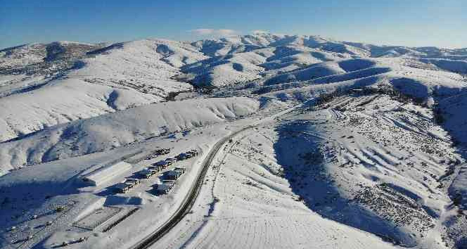Bin 744 rakımlı Dinek Dağında mest eden kar manzaraları