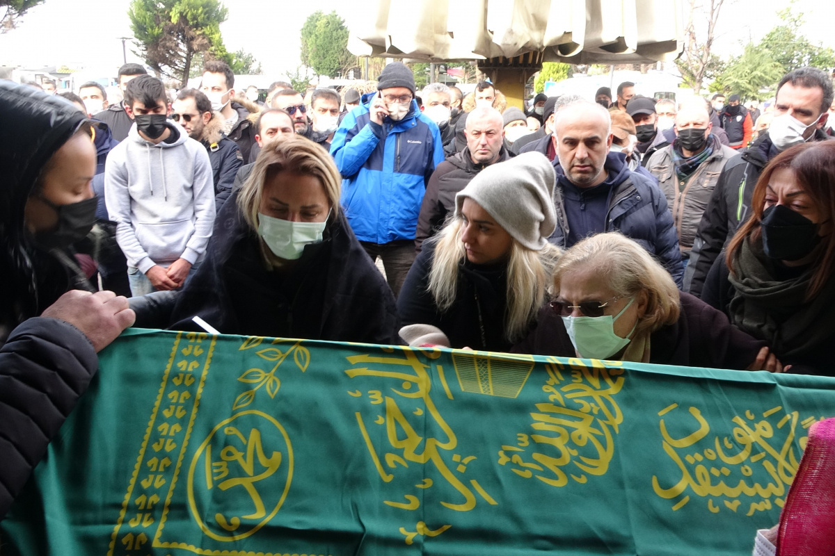 Ece Erken silahlı saldırı sonucu öldürülen eşinin tabutunun başında gözyaşı döktü