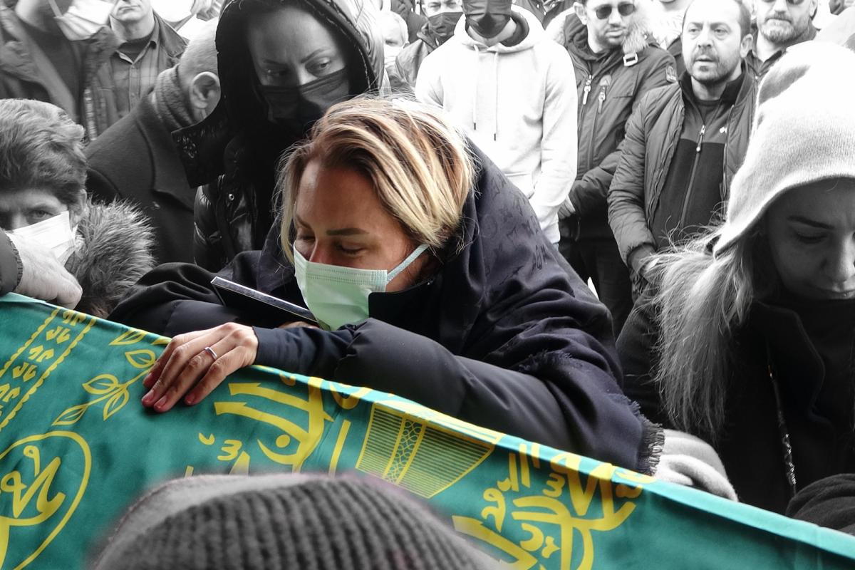 Ece Erken silahlı saldırı sonucu öldürülen eşinin tabutunun başında gözyaşı döktü