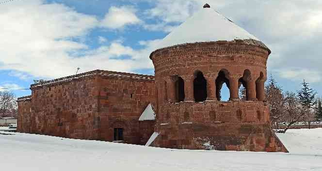 ’Sakin şehir’ Ahlat’ın tarihi mekanlarından kartpostallık kar manzaraları