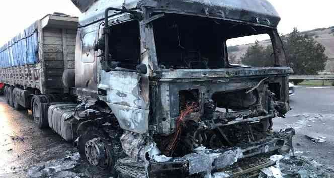 Alevlere teslim olan tırdan geriye demir yığını kaldı