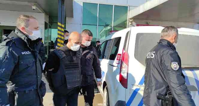 Hırsızlık için girdiği evin sahibini başından silahla vurarak öldürdü