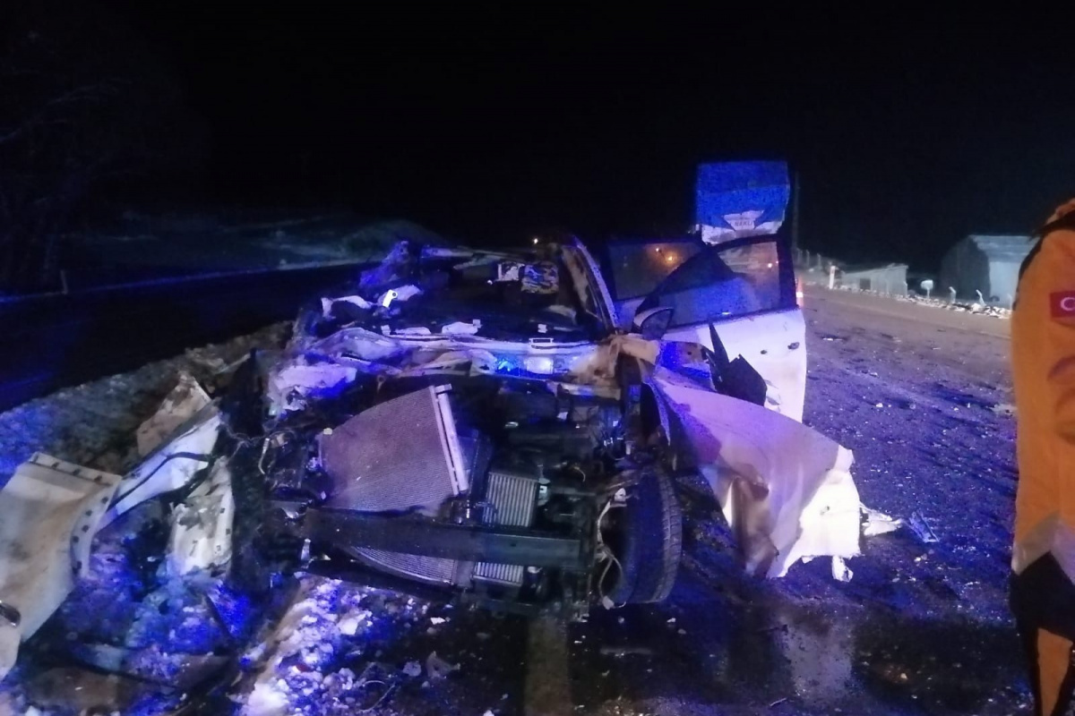 Yozgat'ta otomobil ile çekici çarpıştı: 3 ölü, 2 yaralı