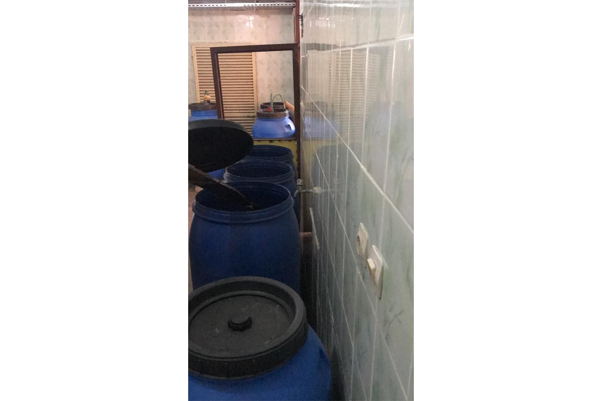 Manisa'da bir iş yerinde 700 litre kaçak şarap ele geçirildi