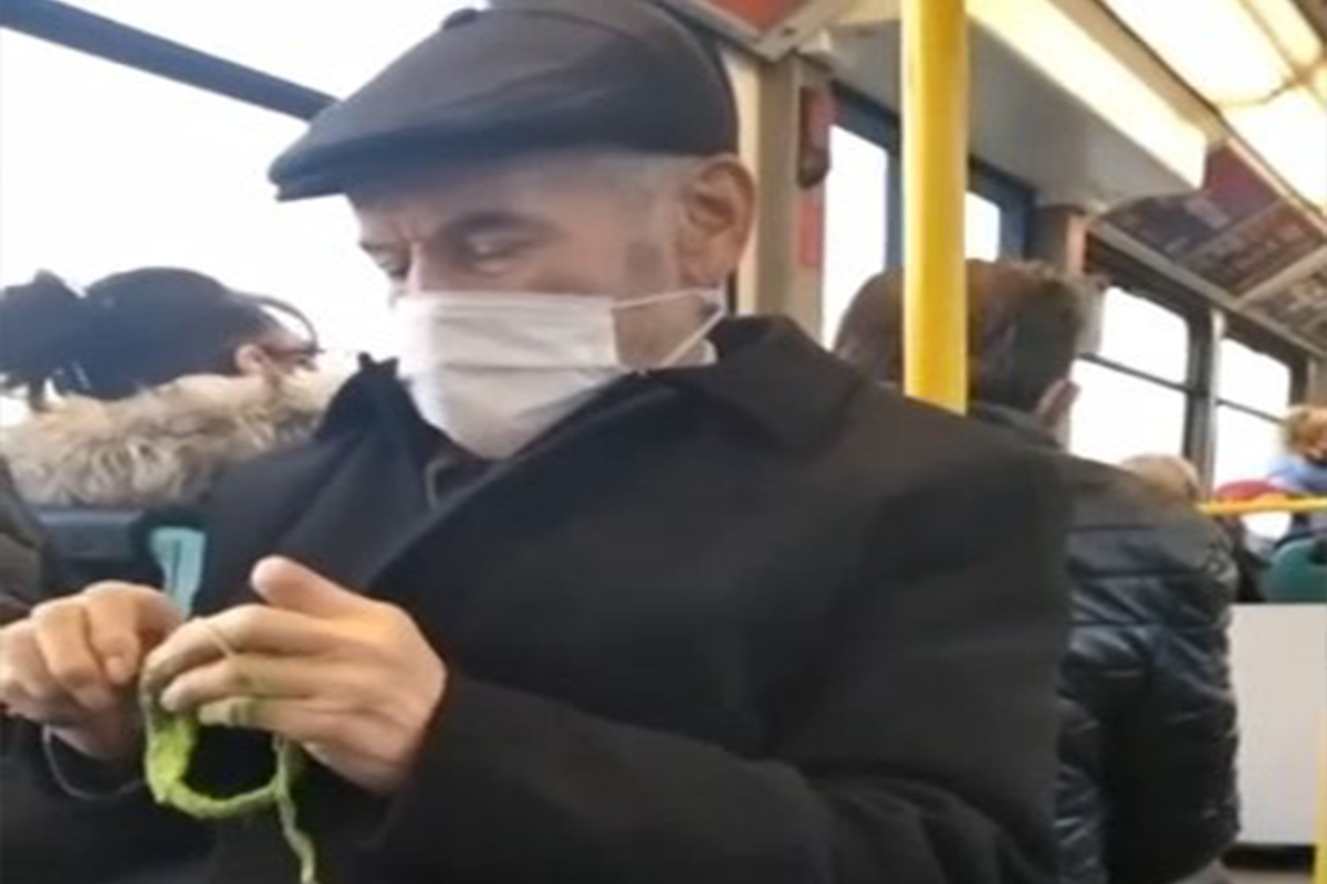 Belediye otobüsünde örgü ören yaşlı amcayı görenler gözlerine inanamadı