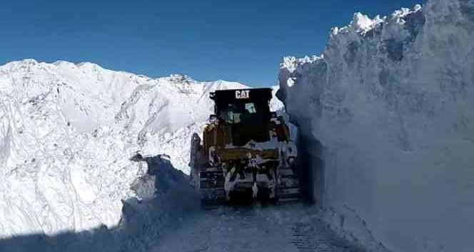Uludere’de kar 3 metreyi buldu, iş makinaları karda kayboldu