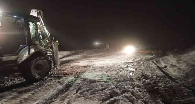 Yolda mahsur kalan onlarca araç, Şenoba Belediyesi tarafından kurtarıldı