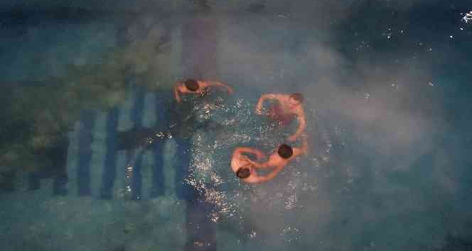 Eksi 6 derece soğuk havada termal havuzun keyfini çıkardılar