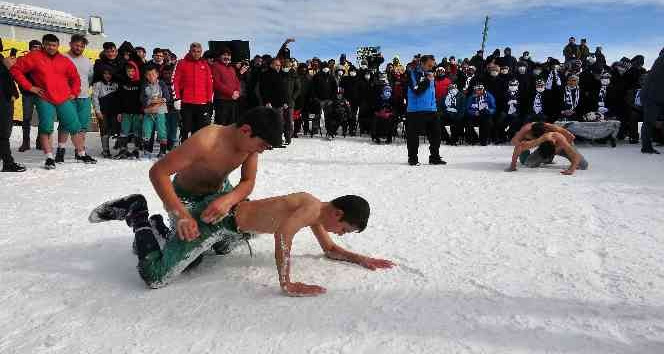 Karda güreş tuttular, ipli kayaklarla kaydılar