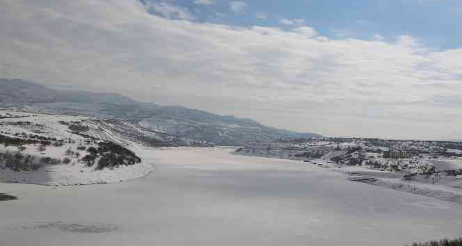 Tunceli’de baraj gölü dondu