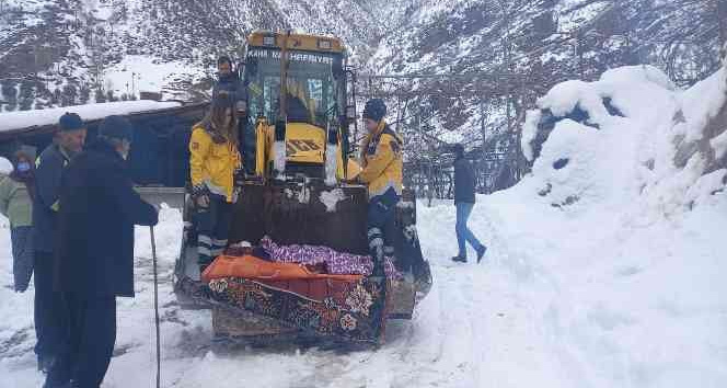 Kahramanmaraş’ta ambulansın ulaşamadığı hasta dozerin kepçesinde ambulansa taşındı
