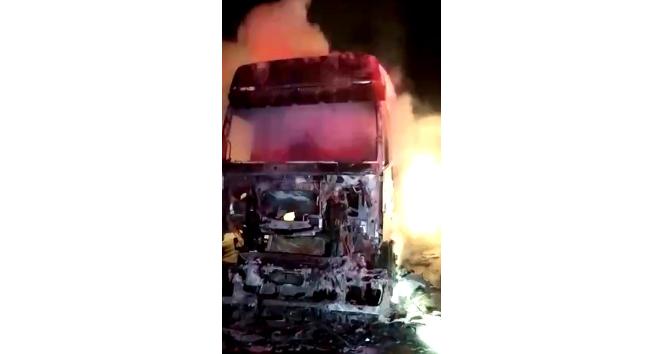 Otoyolda alev alev yanan tırdan geriye demir yığını kaldı