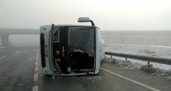 Buzlanma zımnında minibüs taraf yattı, 10 kolluk yaralandı