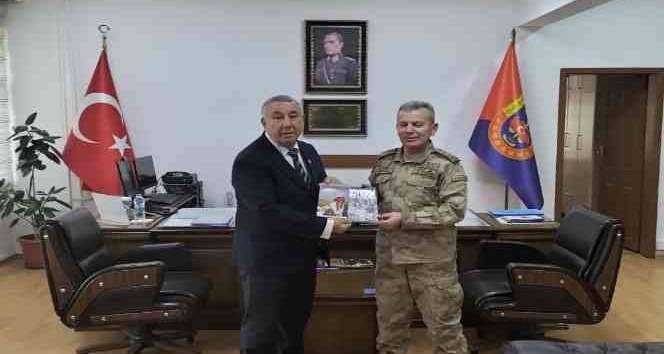 Ünsal, Soykırım ve Yüreğim Erivan’da Kaldı romanını Jandarma Komutanına hediye etti
