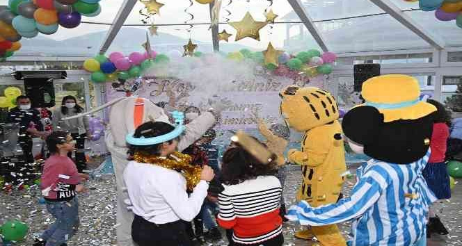 Vali Yılmaz ve ailesinden örnek davranış