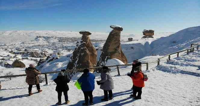 Kar yağışı Kapadokya’da kartpostallık görüntüler oluşturdu