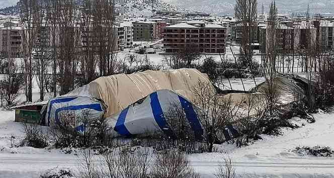 Karın ağırlığına dayanamayarak çöktü, o anlar güvenlik kamerasına yansıdı