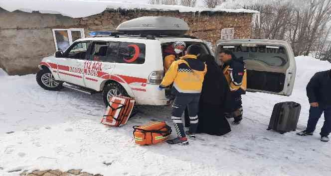 3 saatlik çalışmayla yol açıldı, hamile kadın hastaneye ulaştırıldı