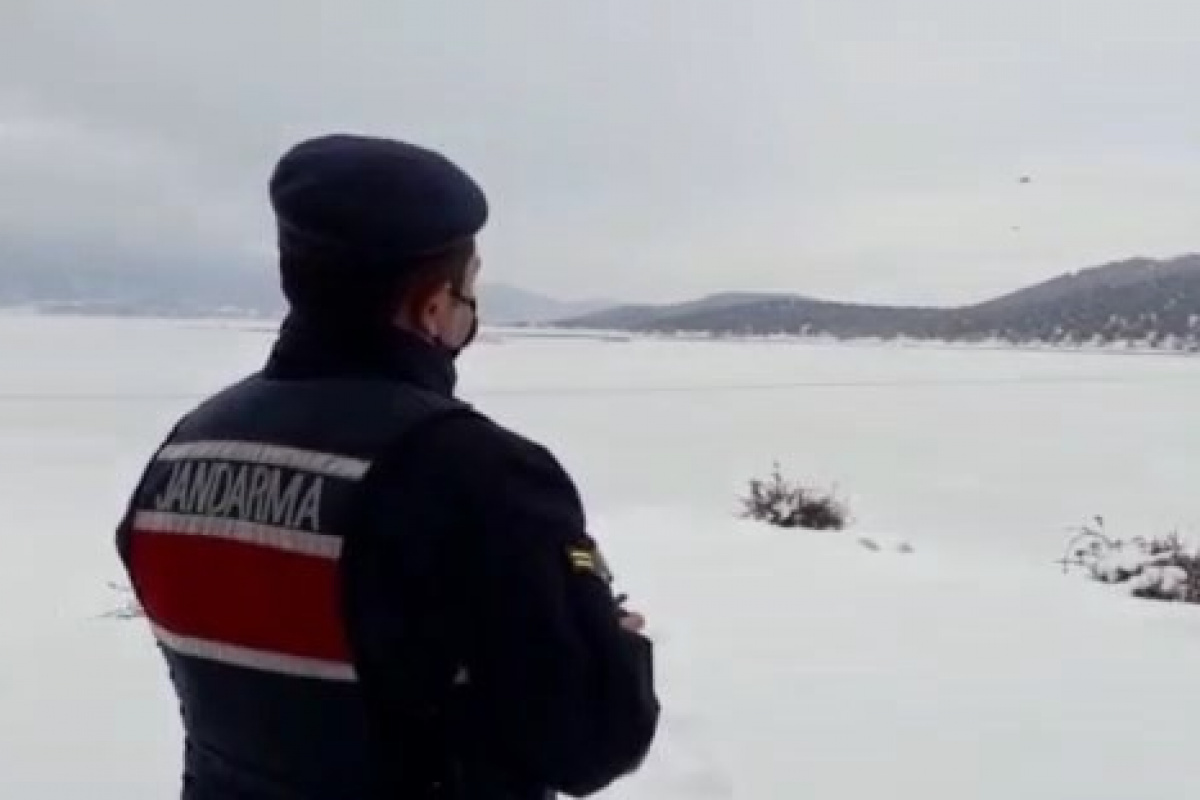Donan Beyşehir Gölü&#039;ndeki adada mahsur kalan besicilere jandarmadan droneli yardım