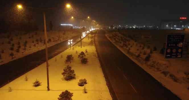 Kilit kavşak Kırıkkale’de kar yağışı yeniden başladı: Karayollarından üst düzey tedbir