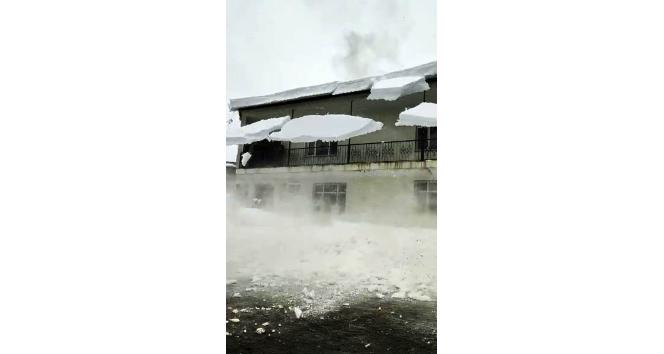 Bitlis’te çatıdan düşen kar kütleleri korkuttu