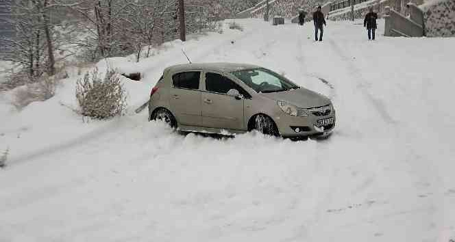 Tokat’ta kaygan yollar sürücüleri zor anlar yaşadı