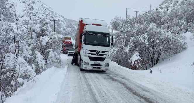 Tunceli-Erzincan karayolu zincirsiz tır geçişlerine kapatıldı