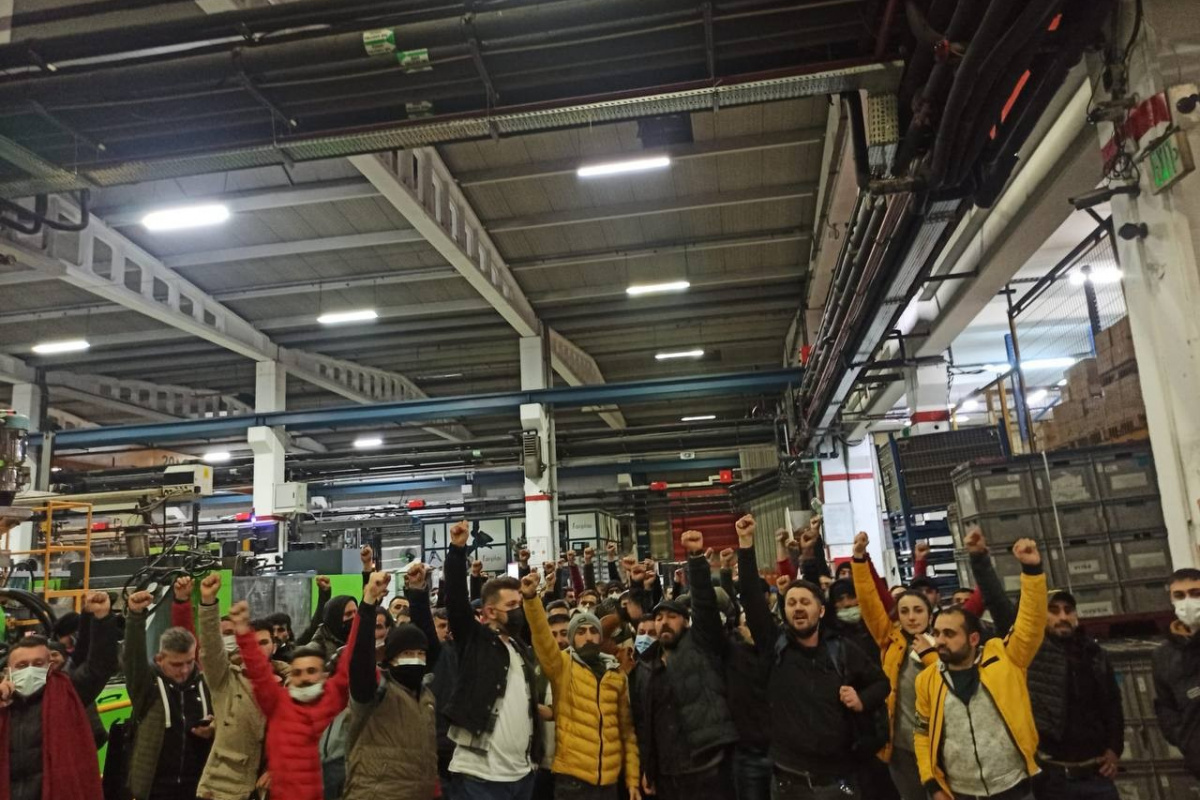 İşçiler kendilerini fabrikaya kapattı, çatıya çıktı: 108 gözaltı