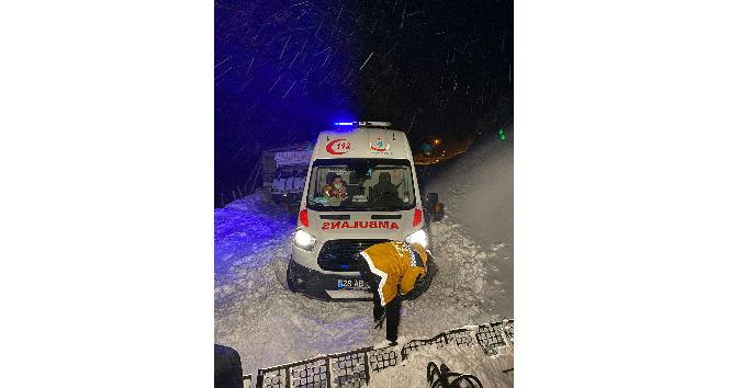 Yolda kalan ambulansın imdadına otel çalışanları yetişti