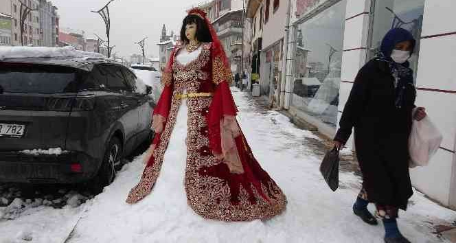 Kardan gelin yaptı, bindallı giydirdi