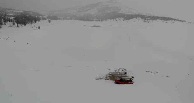 Buz tutan Altınapa Baraj Gölü karla kaplandı