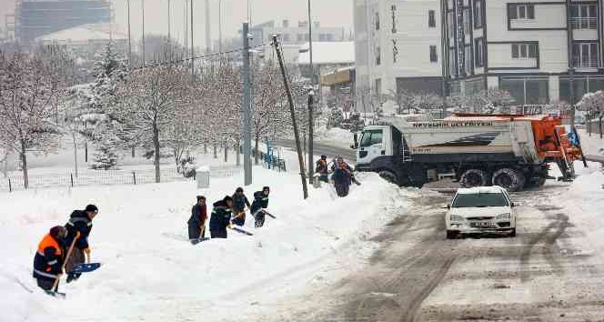Nevşehir Belediyesi aralıksız karla mücadele ediyor